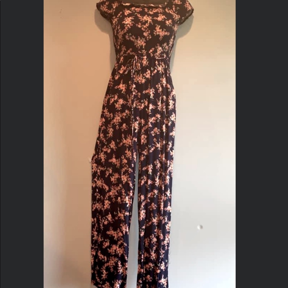 Adorable navy floral pantsuit.